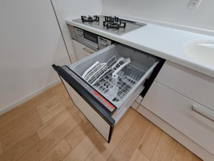 設備 食器洗浄乾燥機　食器の後片付けに便利な食器洗浄乾燥機を標準装備。ビルトインタイプなので見た目もスッキリ、特に共働き世帯のご家族には必須品です。