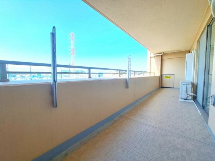 バルコニー 約8.1ｍ、奥行き約2ｍで3部屋またぐ広さの風通し良いバルコニー。富士山が見えます。