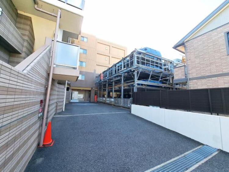 駐車場 敷地内に設けられた駐車スペース。