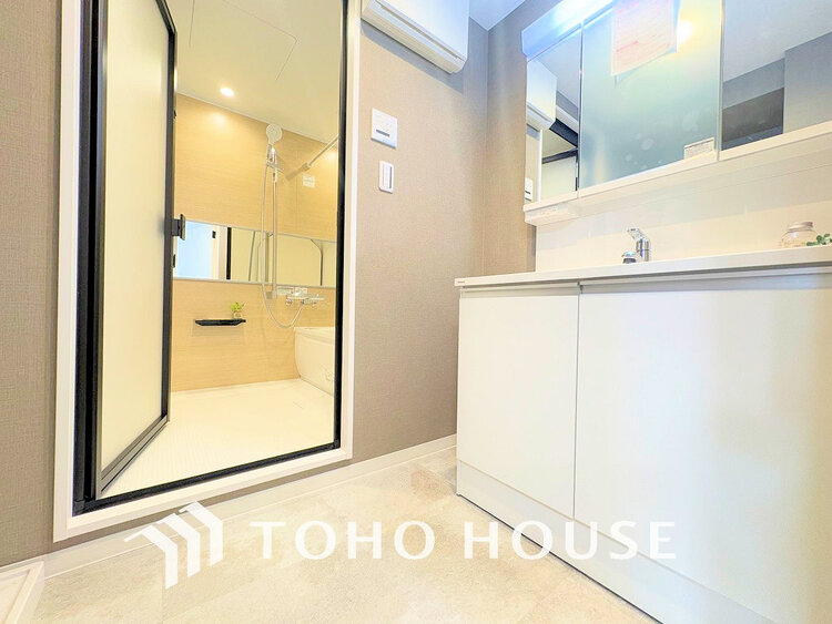 洗面 白を基調とした清潔感のある洗面室で朝の身支度を