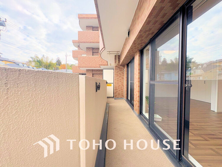 バルコニー 日当たりの良いバルコニーで晴れの日の洗濯物も楽しみになりますね