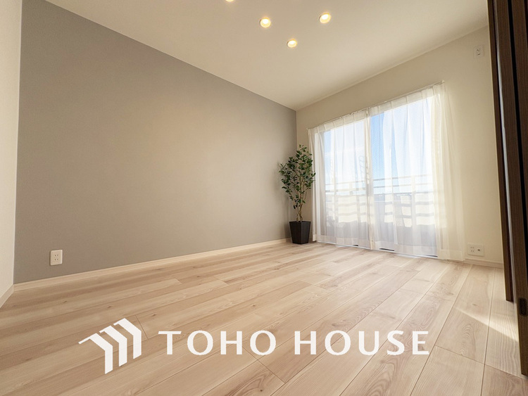 内装 採光もある洋室は、くつろぎのひと時を過ごすのにぴったり