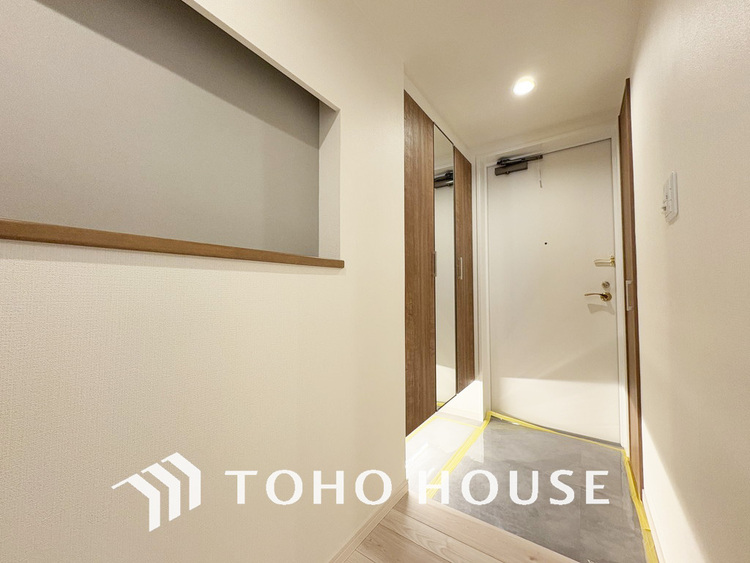 玄関 飾り過ぎないシンプルな内装の玄関