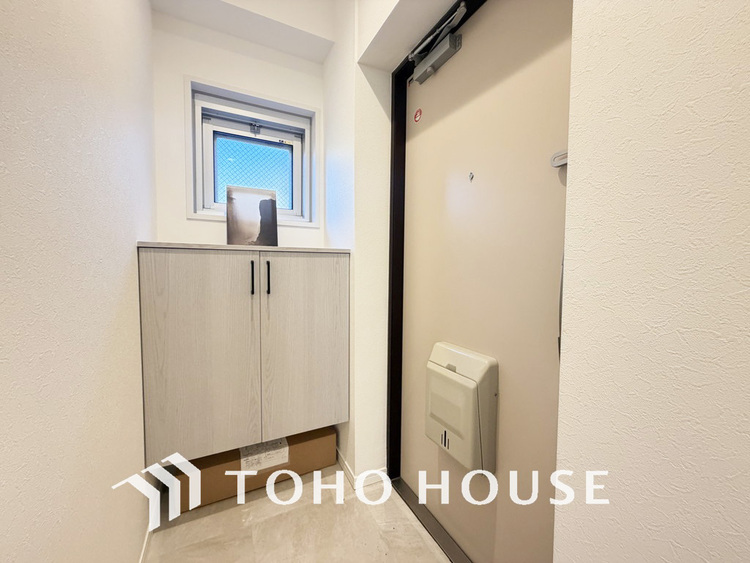 玄関 飾り過ぎないシンプルな内装の玄関