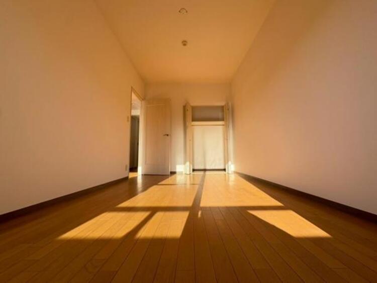 内装 落ち着いた色合いに優しく包まれる、安らぎの主寝室