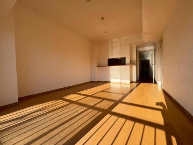 居間 窓面積が広く、陽光の注ぐ明るいLDK