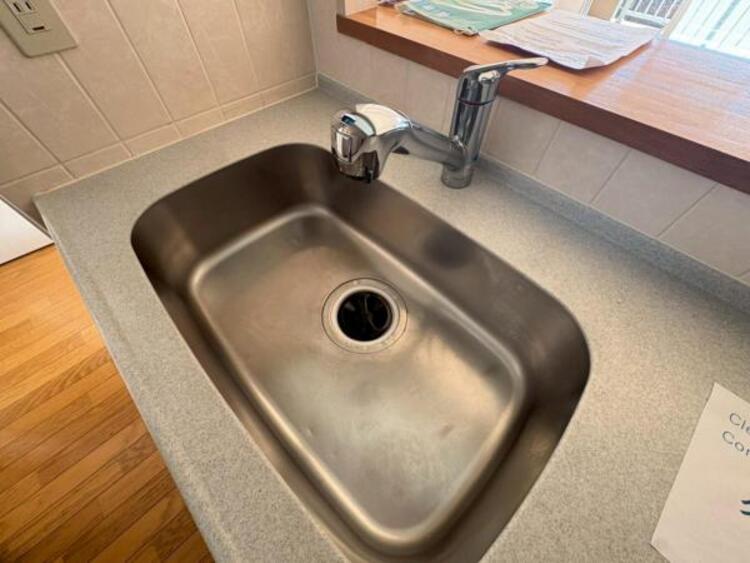キッチン 鍋や大皿も洗える広々としたシンクです