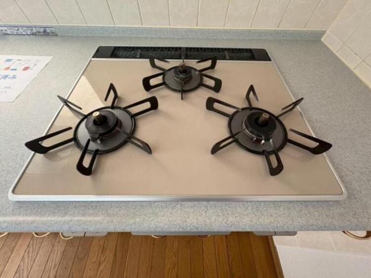 キッチン 3口コンロはお鍋もフライパンも同時に使えるので、料理効率も上がりますね。
