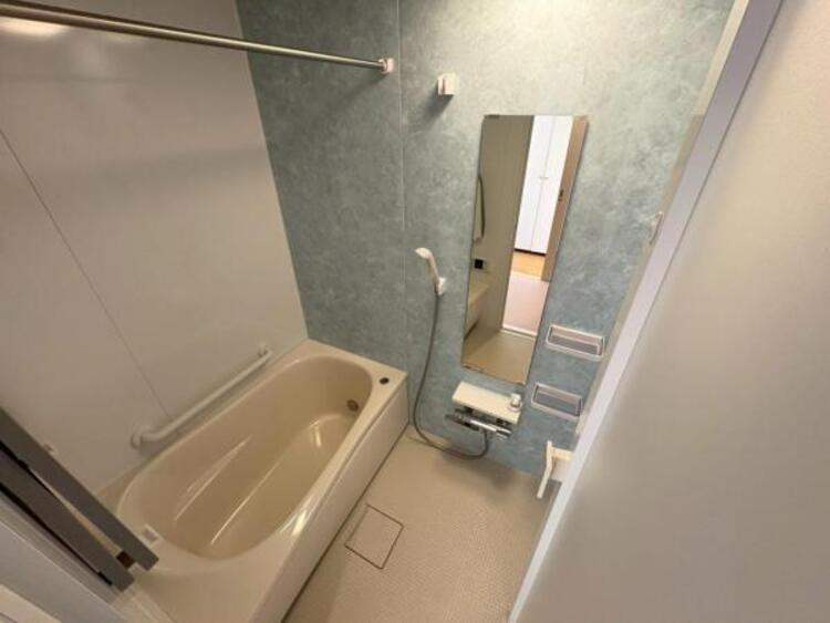風呂 浴室乾燥機付きのバスルーム。足を伸ばしてリラックスができる安らぎの空間です