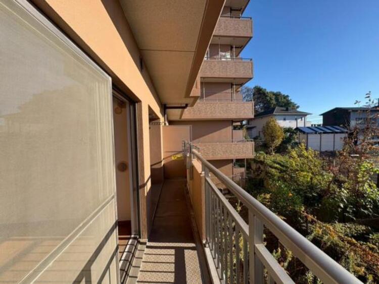 バルコニー 陽当たり良好の明るいバルコニー