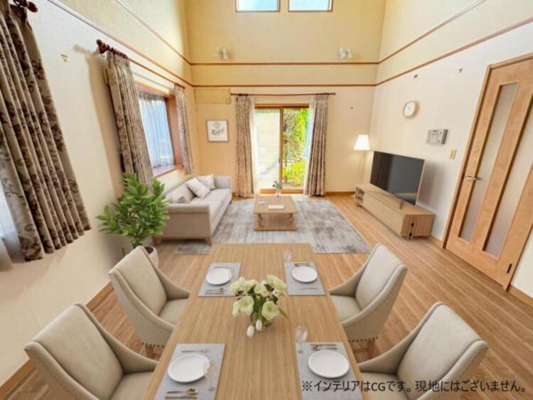 居間 リビング20帖に開放的な吹き抜けあり！