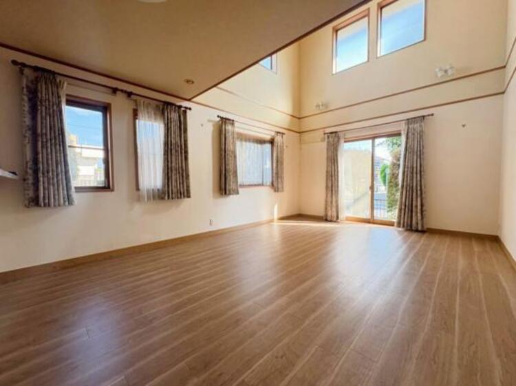 居間 陽光が注ぐ明るく開放感たっぷりのLDKで、団らんの時を過ごせます。