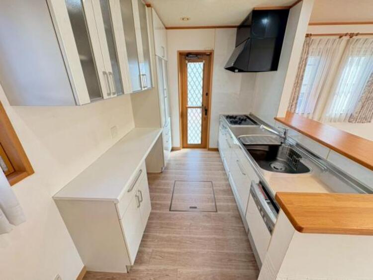 キッチン キッチン綺麗にお使い頂いております。カップボード・食洗機付き。