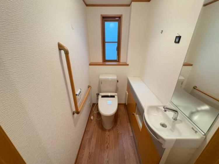 トイレ 手洗い洗面付トイレ。間口ゆったりしています。