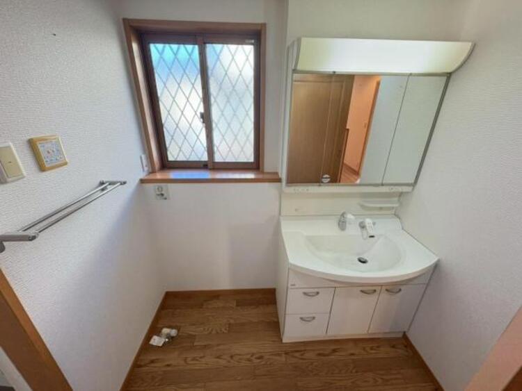 洗面 浴室換気乾燥暖房付き！ゆったりとした窓付きの洗面所です。