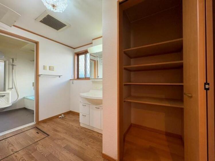 収納 洗面台の横には収納スペースあり。