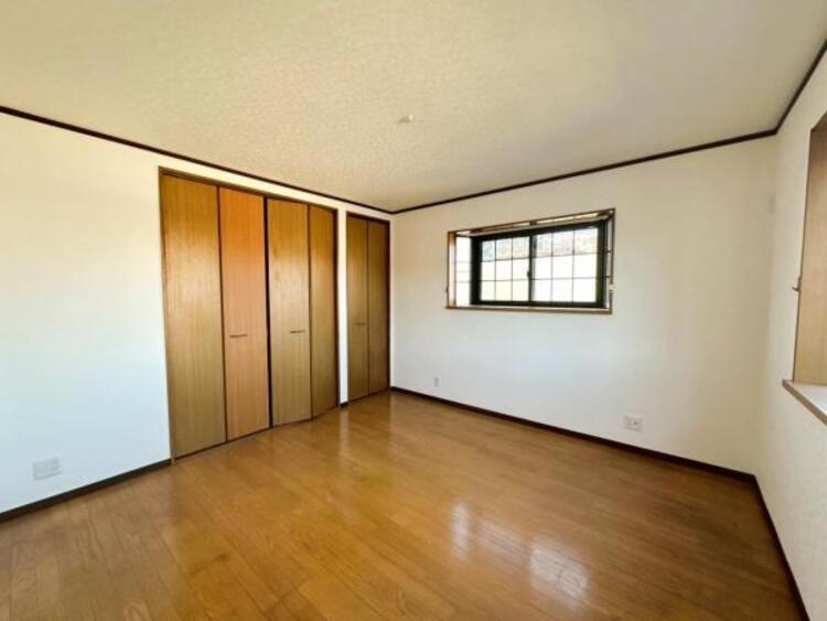 内装 ベッドを置いてもゆとりのある、広さ8帖の主寝室です 