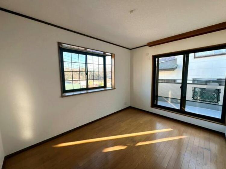 内装 バルコニーに面しており、陽光の差しこむ開放感のある洋室です 