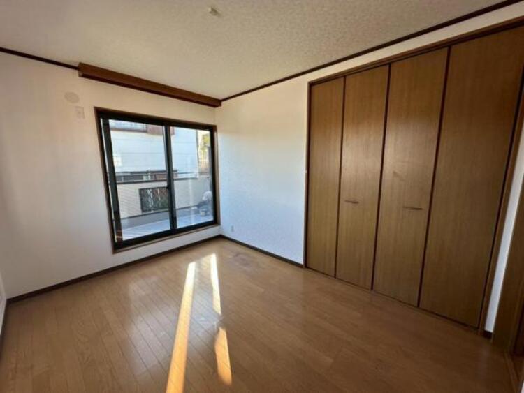 内装 子供部屋にぴったりな洋室。明るい空間で成長を見守ります 