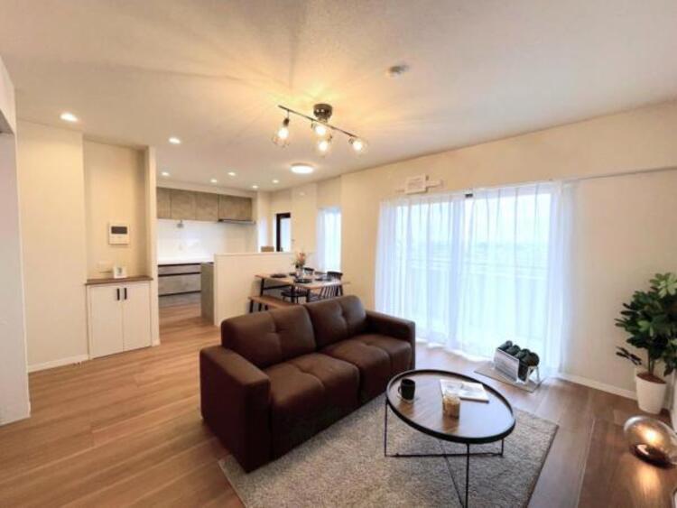 居間 たっぷりの陽光が注がれた明るいリビングは、家族団らんのひと時を包み込みます。 