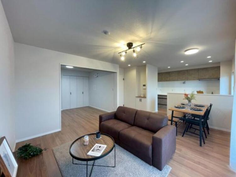 居間 一日の長い時間を過ごすリビング。陽光の注ぐ明るい空間です