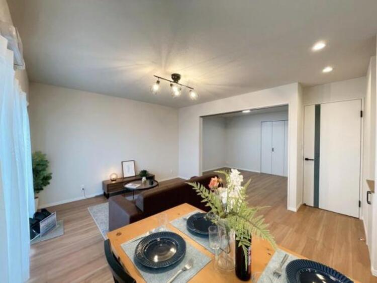 居間 食と憩いの場がゆるやかに続く、家族の存在を感じられるLDKです 