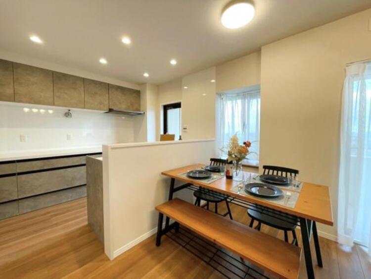 居間 お料理中も会話の弾む対面式キッチンです 