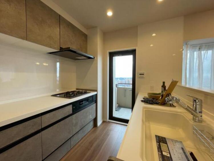 居間 ご家族やご友人と並んでの作業が可能なII型キッチン。お料理好きの方に大変おすすめです。