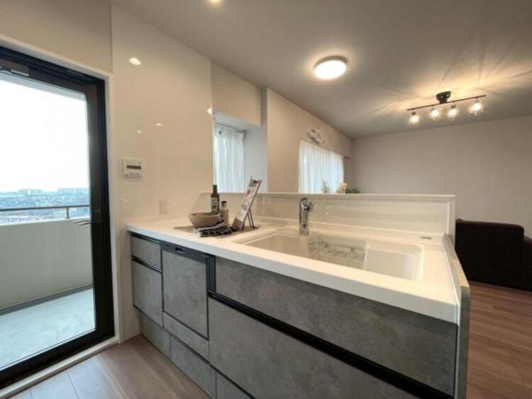 キッチン 開放感があり、作業スペースを広く取れるII型キッチンです。