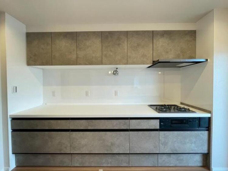 キッチン 広々とした作業スペースとたっぷりの収納で、すっきりとしたキッチンを実現します。