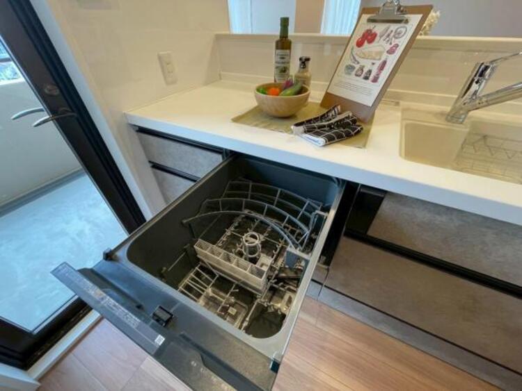 キッチン ビルトイン食洗機で食後の負担を軽減。高温洗浄と乾燥で、手洗いより清潔・快適、経済的です。