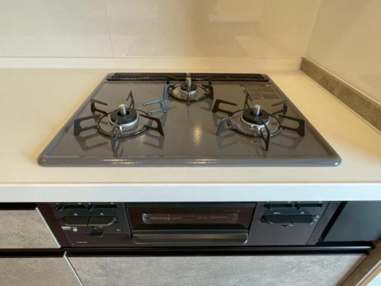 キッチン 毎日の料理に嬉しい3口コンロ。グリルもあり色んなレシピを楽しめそうです。