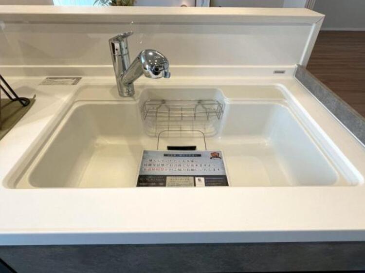 キッチン 鍋や大皿も洗える広々としたシンクです。