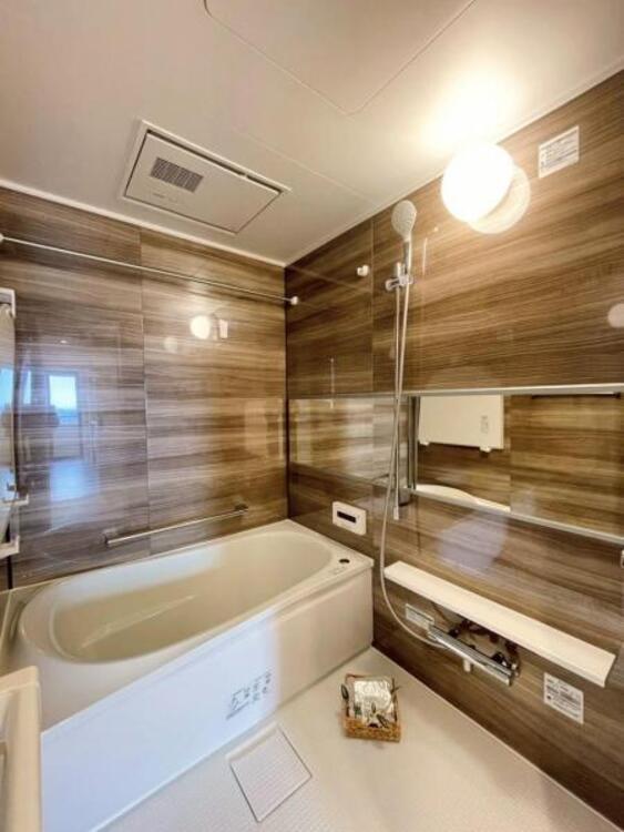 風呂 足を伸ばしてゆったりとくつろげる柔らかな曲線のバスタブが、日々の疲れを癒します