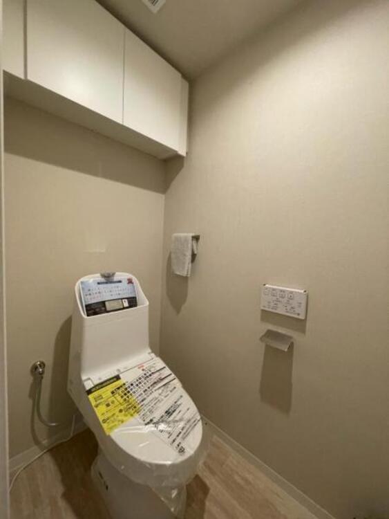 トイレ 明るく清潔感のある節水型ウォシュレットトイレです