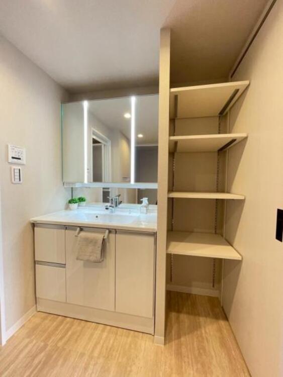 洗面 鏡面裏が収納となっており小物もすっきりと収納できる洗面台