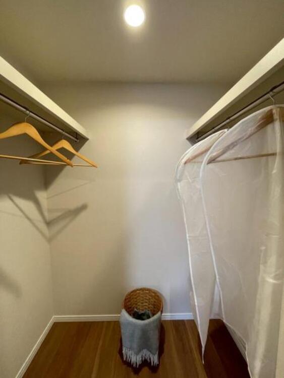 収納 大容量のWICにはご夫婦の衣類がすっきり収まり、衣替えいらずですね