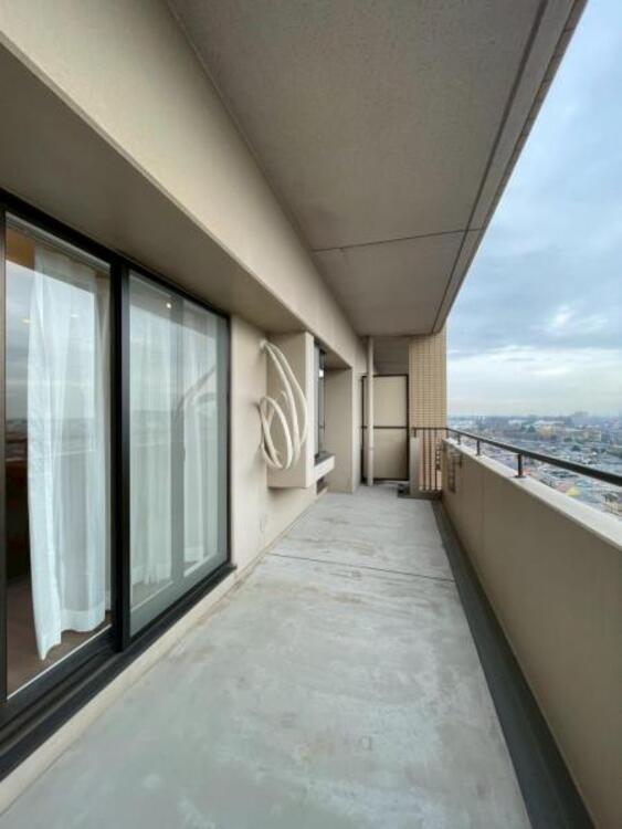 バルコニー 南向きにつき日当たり良好のバルコニーです。