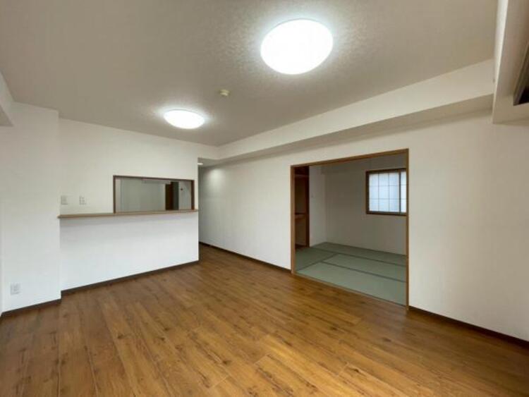 居間 LDK＋隣接和室、間仕切りを開放すれば約16.1帖のスペース に！