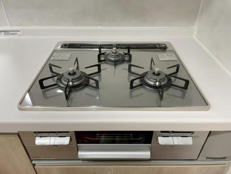 キッチン 毎日の料理に嬉しい3口コンロ。グリルもあり色んなレシピを楽しめそうです。 