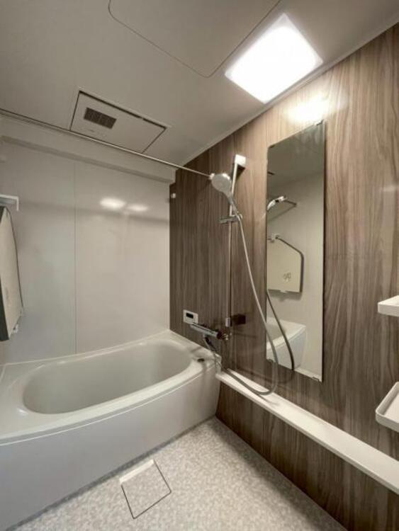 風呂 浴室乾燥機付きのバスルーム。足を伸ばしてリラックスができる安らぎの空間です 