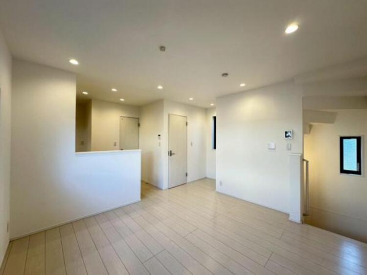 居間 嬉しい床暖房付き♪　凍える冬も足元からポカポカです♪