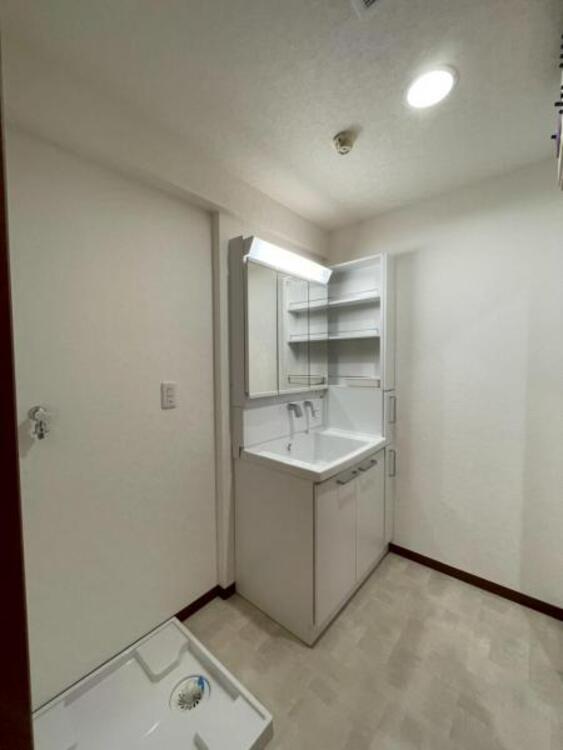 洗面 耐水性が高くお掃除が快適なクッションフロア採用の洗面室です 