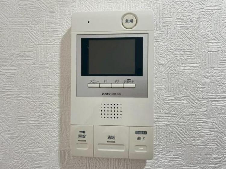 設備 お子様のお留守番時も、鍵の開錠前に確認ができ安心のモニターインターホン。 