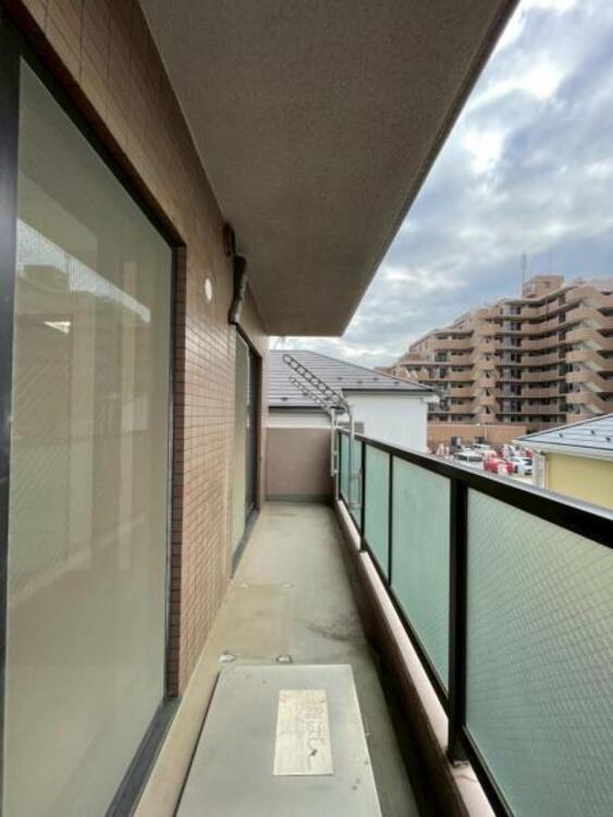 バルコニー 道路からの視線が気にならず、急な雨風にも安心のルーフバルコニー 