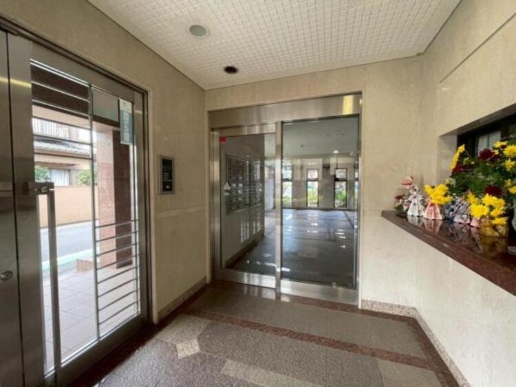 エントランス 遅い時間のご帰宅にも安心のオートロックマンションです