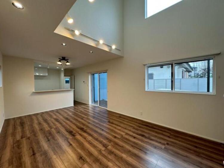 居間 開放感のある吹抜け　明るい光が注ぎます