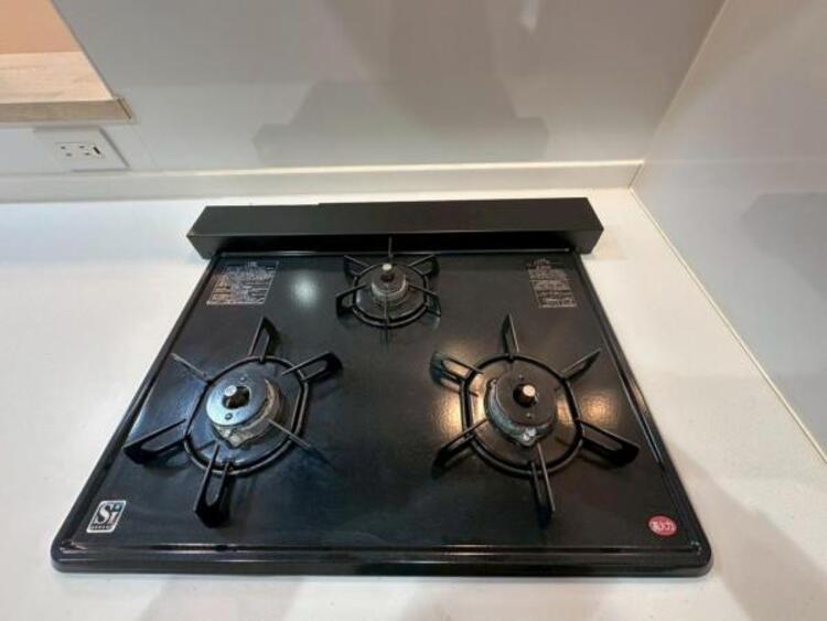 キッチン 3口コンロはお鍋もフライパンも同時に使えるので、料理効率も上がりますね。