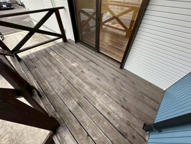 バルコニー 外の風を感じてくつろげるウッドデッキです