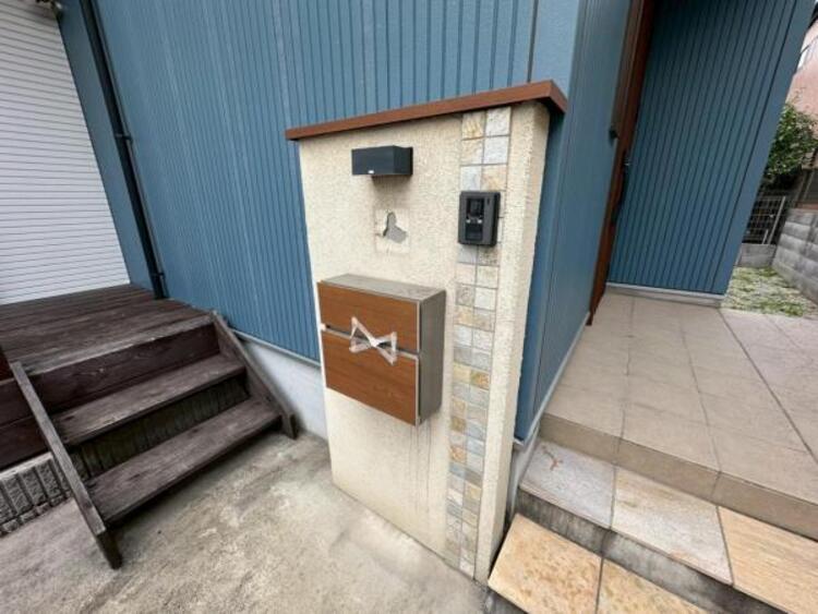 その他 レンガの華やかな玄関がご家族をお出迎えします